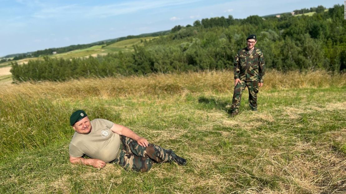 Vytas Grudzinskas y un compañero voluntario son vistos en una colina del corredor de Suwalki.