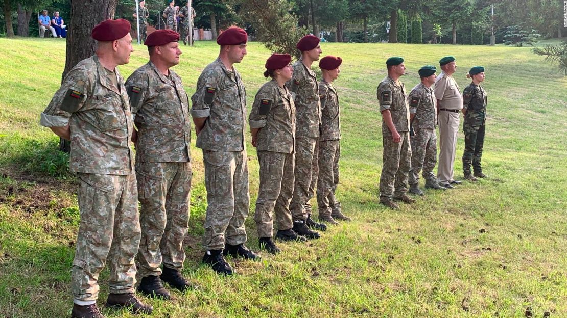 Los nuevos miembros de la centenaria milicia lituana, los Fusileros, juran en su cargo en una ceremonia celebrada el lunes en Kalvarija, Lituania.