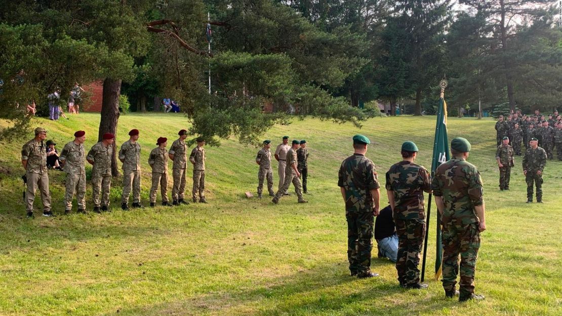 Nuevos voluntarios de la Unión de Fusileros de Lituania asisten a una ceremonia de juramento el lunes.