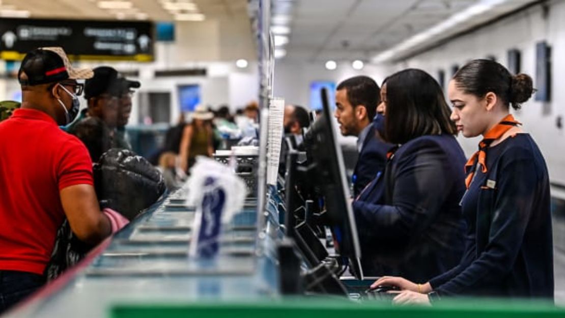 Los aeropuertos y las compañías aéreas han tenido dificultades para sustituir a los trabajadores capacitados que fueron despedidos durante la pandemia.