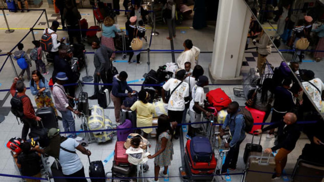 Las multitudes y las filas en las terminales de los aeropuertos se están convirtiendo en una característica de los viajes aéreos en el verano de 2022.