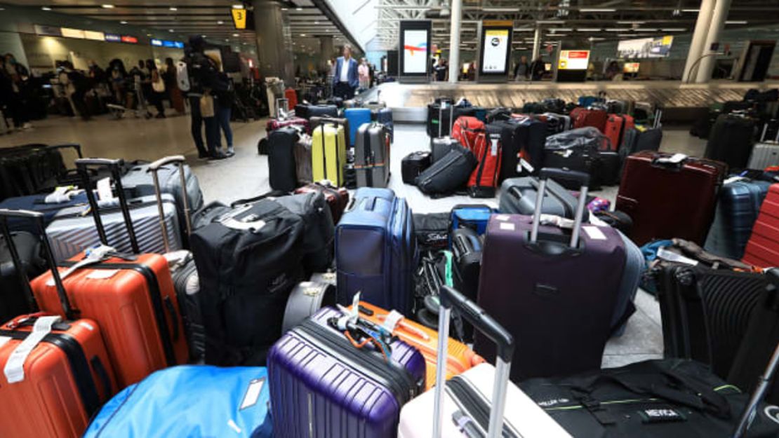 Las pilas de maletas separadas de sus dueños en el aeropuerto londinense de Heathrow se han convertido en el emblema de los actuales problemas del transporte aéreo.