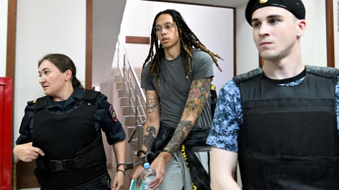 La dos veces medallista de oro olímpica estadounidense en baloncesto, Brittney Griner, a su llegada a un tribunal de Moscú.