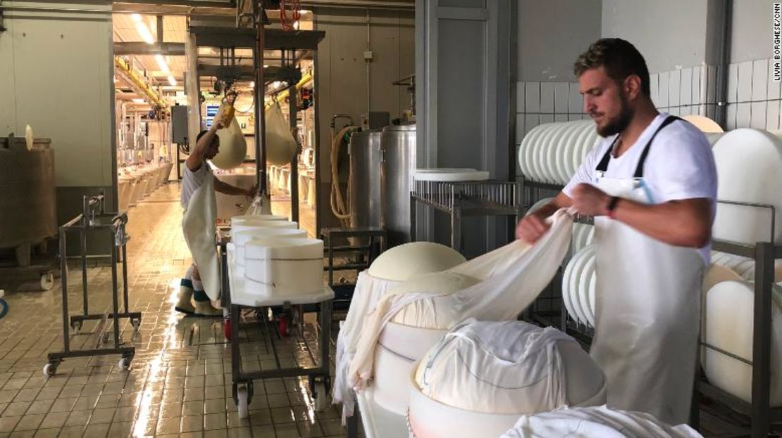 La producción de queso Parmigiano Reggiano se ve en un sitio cerca de Mantova.