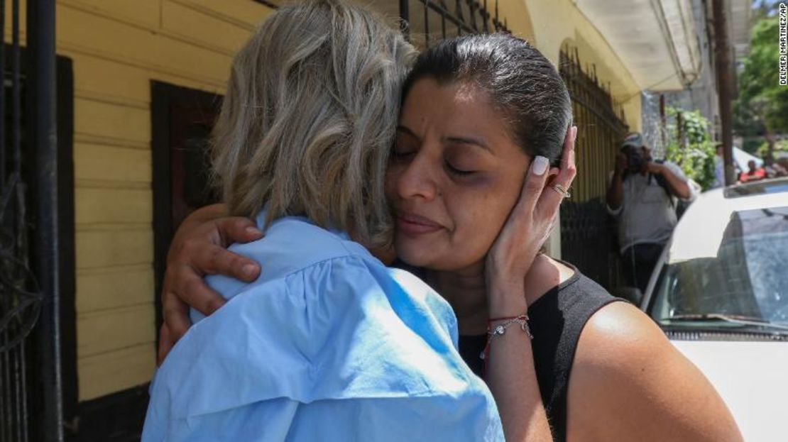 Karen Caballero recibe consuelo durante una conferencia de prensa improvisada en su casa en Las Vegas, Honduras. Sus dos hijos estaban entre las víctimas de lo que se describe como el incidente de contrabando de personas más mortífero en la historia de Estados Unidos.