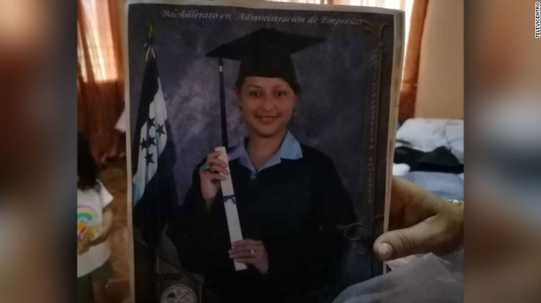 Adela Ramírez en una foto de graduación de 2015.