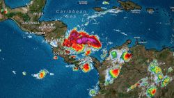 CNNE 1232529 - fenomeno tropical amenaza las costas de centroamerica y el caribe