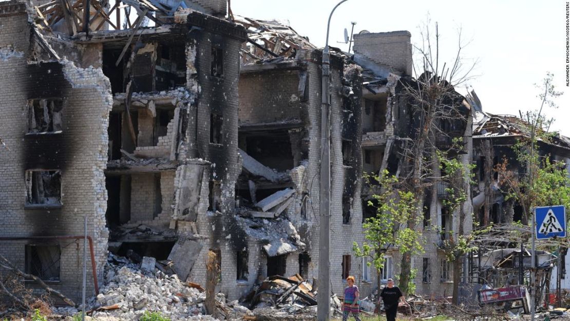 Los residentes pasan junto a edificios de apartamentos destruidos en la ciudad de Severodonetsk, en la región de Luhansk, Ucrania, el jueves 30 de junio.