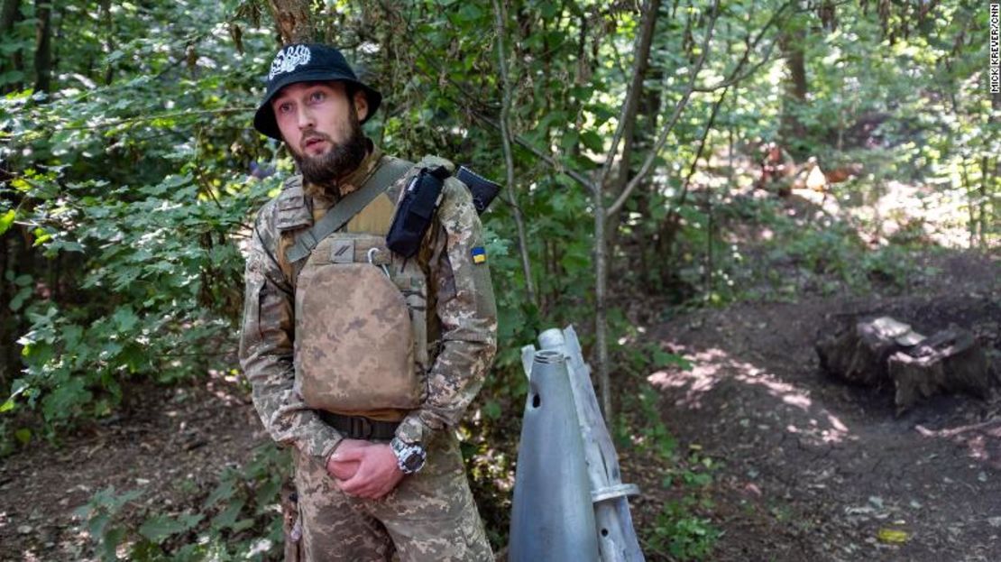 Maxym es parte de la Defensa Territorial de Ucrania. Mientras espera a las tropas rusas, dice que a menudo piensa en su esposa embarazada y su hijo por nacer.