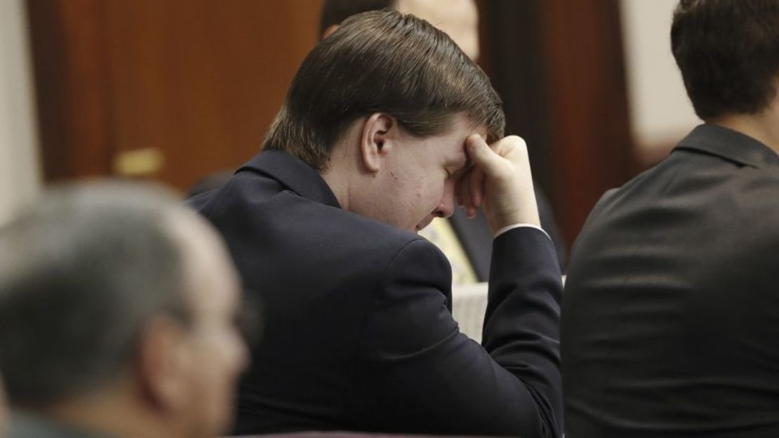 Justin Ross Harris escucha a su exesposa Leanna Taylor testificar durante su juicio por asesinato en 2016.