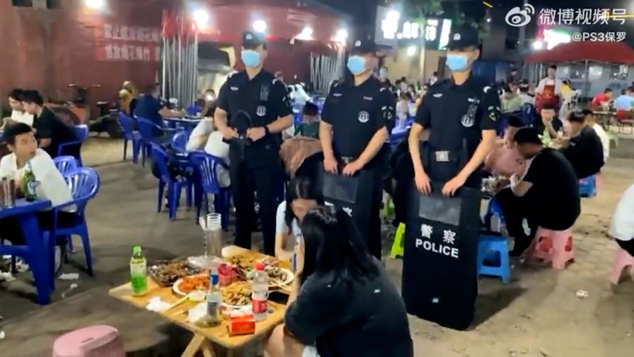 CNNE 1232990 - policia china reacciona tras video que muestra agresion a mujeres