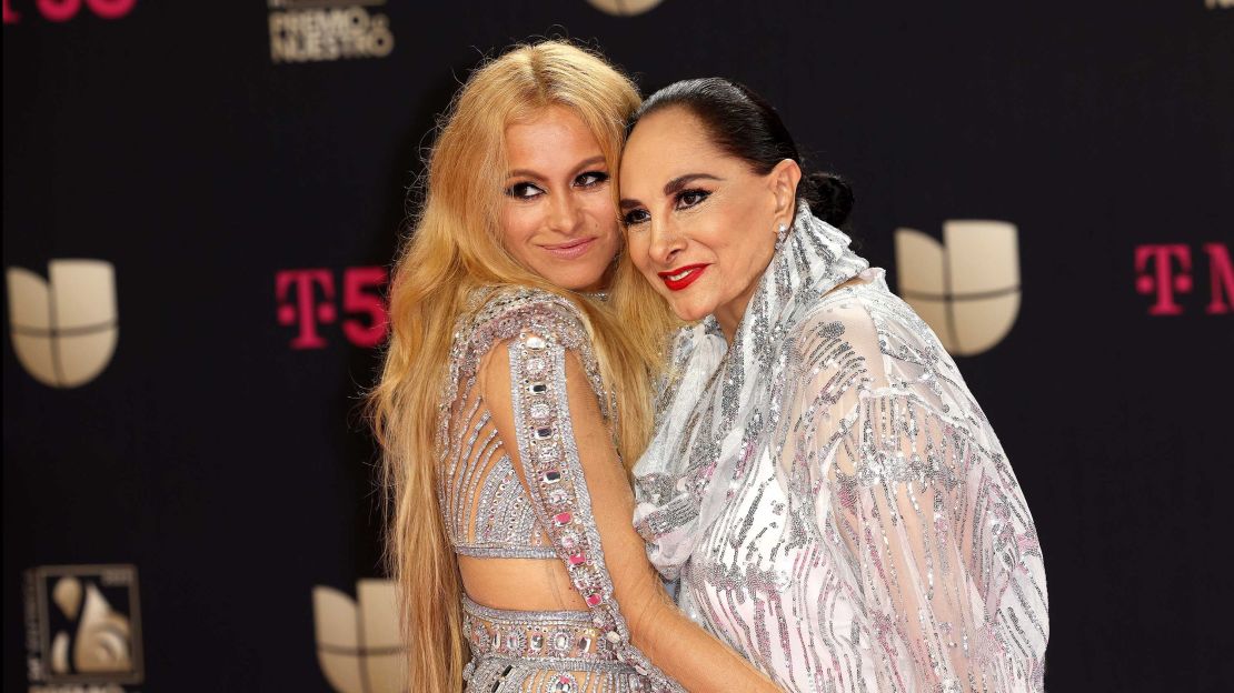 Paulina Rubio y Susana Dosamantes fotografiadas en la 34ª Edición del Premio lo Nuestro a la Música Latina de Univision en FTX Arena el 24 de febrero de 2022 en Miami, Florida. Crédito: Rodrigo Varela/Getty Images