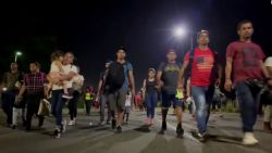 CNNE 1233018 - caravana de migrantes centroamericanos intenta llega a ee-uu-