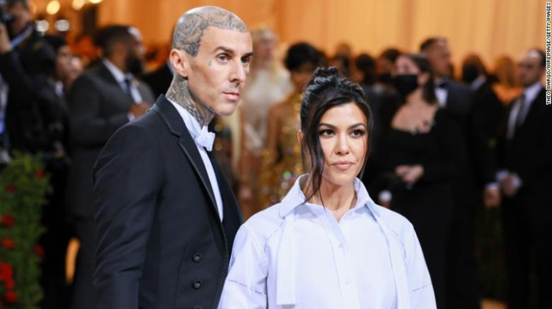 Travis Barker y Kourtney Kardashian, aquí en la Met Gala en mayo, compartieron su agradecimiento por la atención médica que Barker recibió esta semana.