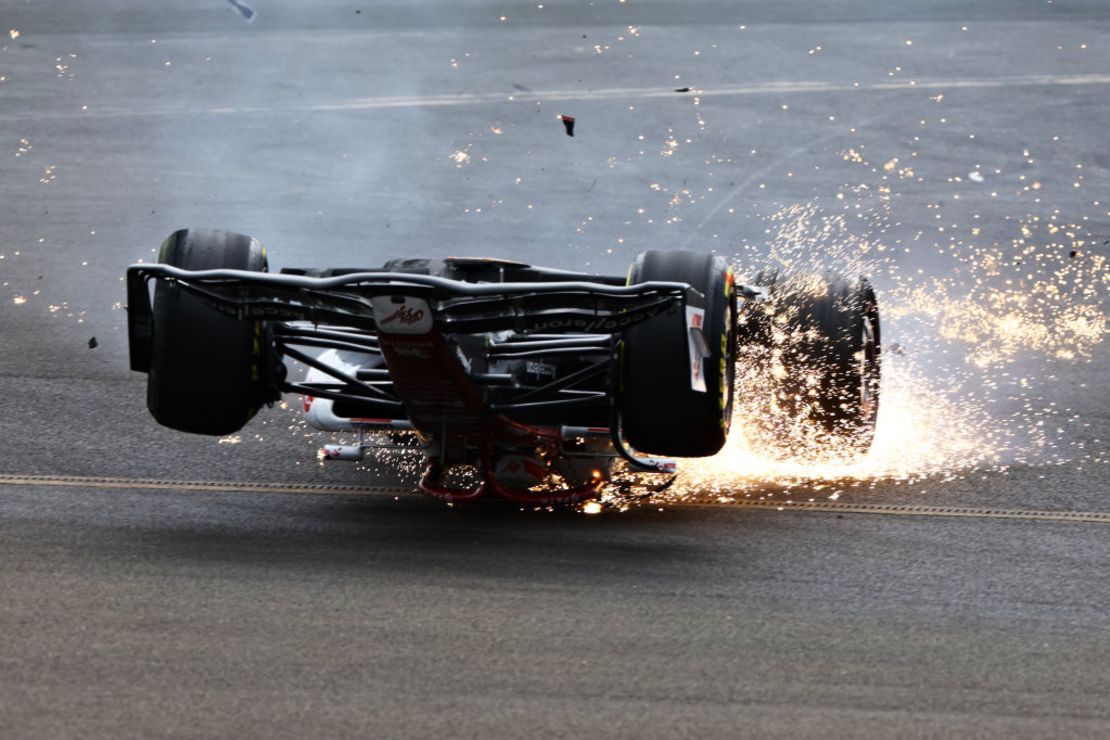 NORTHAMPTON, INGLATERRA - 03 DE JULIO: Zhou Guanyu de China, conduciendo el Alfa Romeo F1 C42 Ferrari, se estrella en la salida durante el Gran Premio de de Gran Bretaña, el 3 de julio de 2022 en Northampton, Inglaterra.