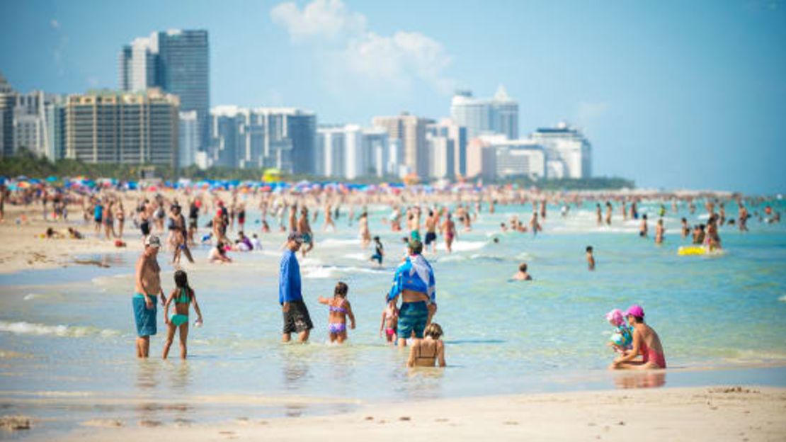 Las multitudes acuden al mar y la arena de South Beach en Miami. Florida ocupa el cuarto lugar en muertes por ahogamiento por cada 100.000 personas en Estados Unidos. Es importante entender cómo disfrutar de aguas abiertas de forma segura.