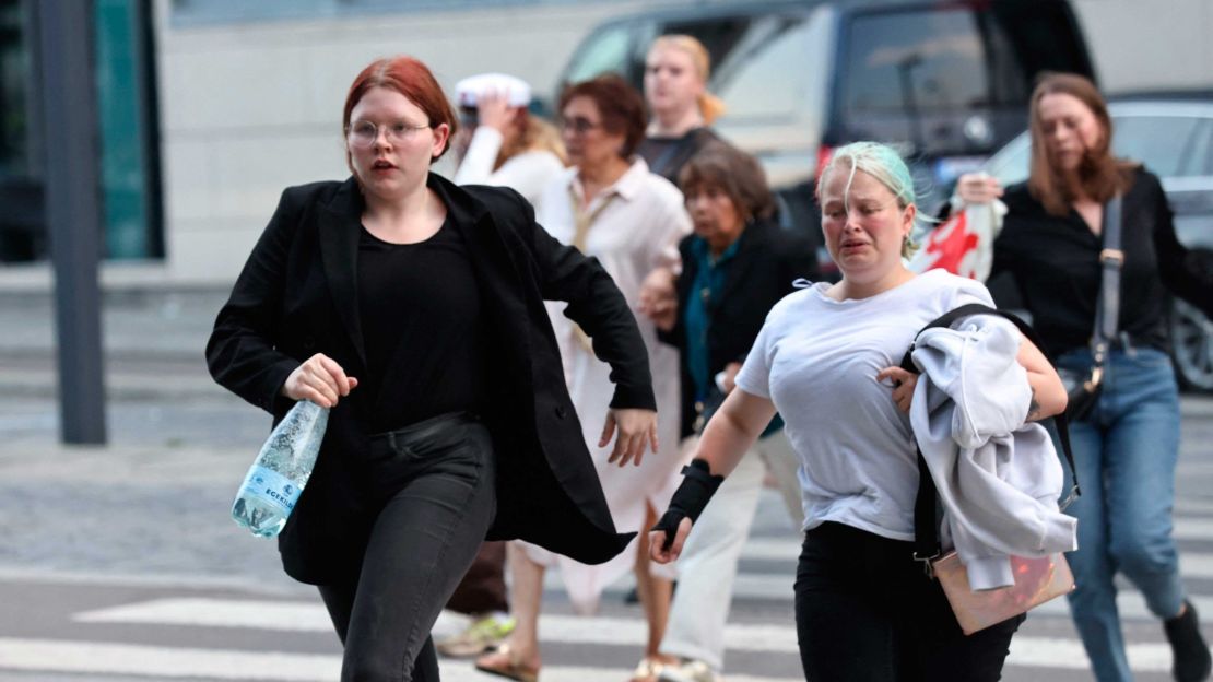 Personas corriendo durante la evacuación del centro comercial Fields en Copenhague, Dinamarca, el 3 de julio de 2022 después de que los medios daneses informaran sobre un tiroteo. Crédito: OLAFUR STEINAR GESTSSON/Ritzau Scanpix/AFP vía Getty Images