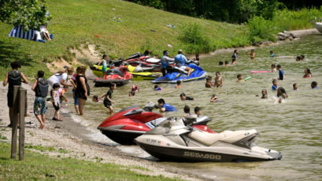 Embarcaciones personales abrazan la costa en Blue Marsh Lake cerca de Reading, Pensilvania. En ese estado, necesitas un Certificado de educación en seguridad de navegación en su posesión para operar uno. La Guardia Costera de EE.UU. dice que debe usar chalecos salvavidas que protejan el torso mientras conduce uno. Además, no saltes las estelas y no bebas alcohol antes de operar.