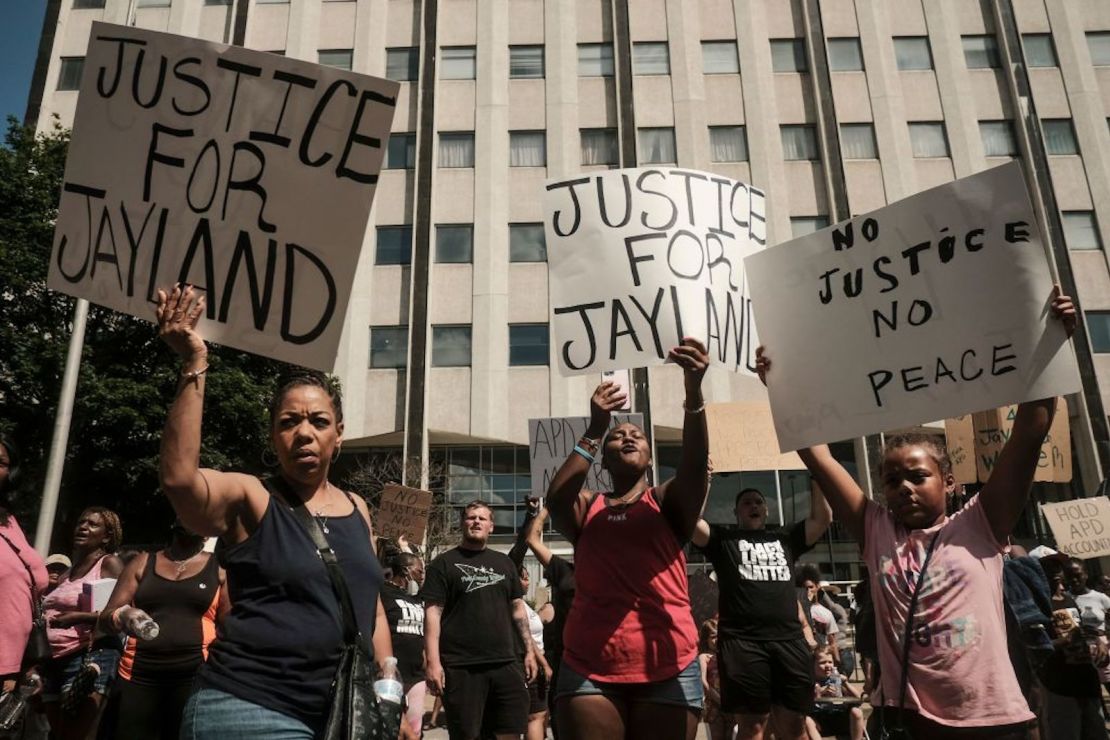 Manifestantes sostienen carteles de "Justicia para Jayland" mientras se reúnen frente al Ayuntamiento de Akron para protestar por el asesinato de Jayland Walker, baleado por la policía, en Akron, Ohio, el 3 de julio de 2022.