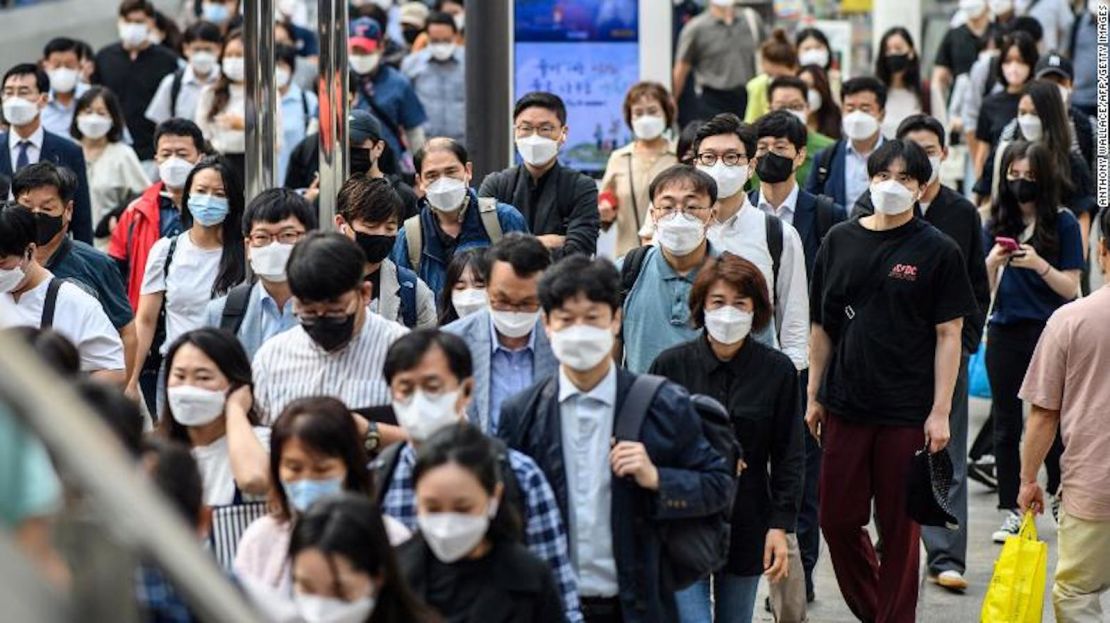 Una multitud de personas camina por el andén de una estación de tren en Seúl, Corea del Sur, el 30 de agosto de 2021.