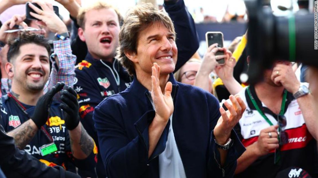 Tom Cruise aplaude en las celebraciones del podio durante el Gran Premio de F1 de Gran Bretaña en Silverstone el domingo en Northampton, Inglaterra.