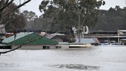 CNNE 1233546 - imagenes aereas muestran las severas inundaciones en sydney