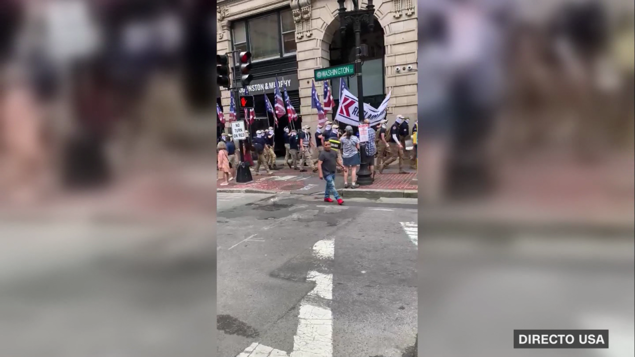 CNNE 1233655 - supremacistas blancos desfilan por calles de boston