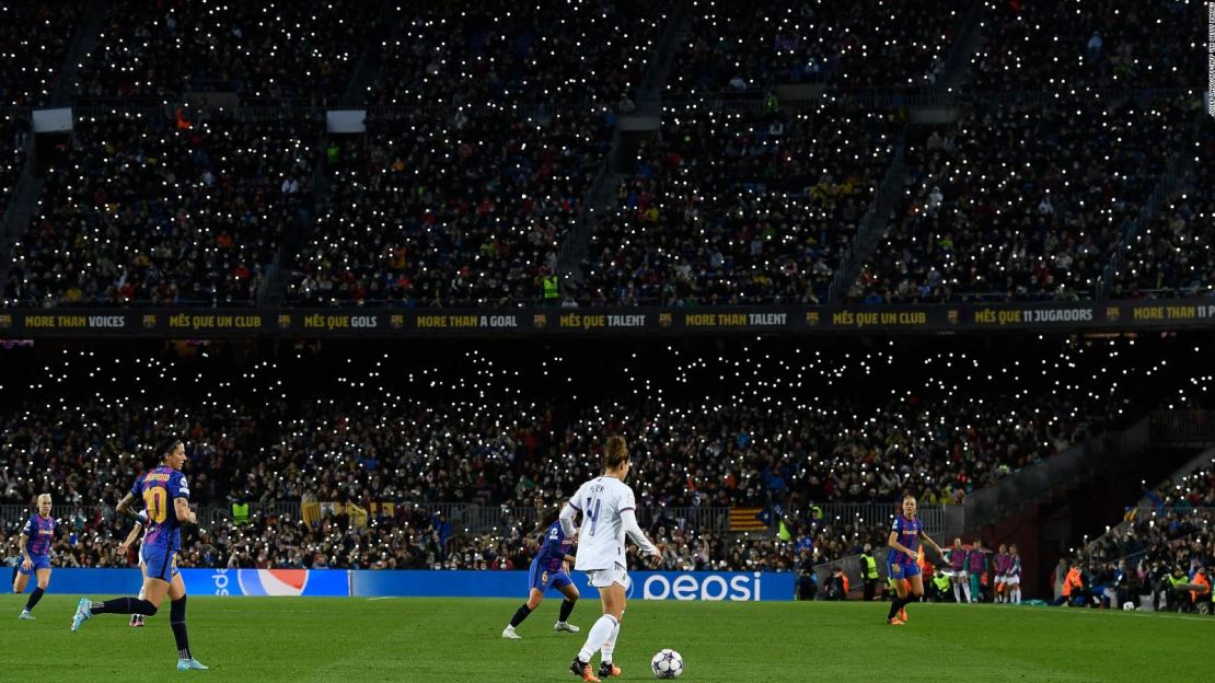 El Barcelona rompió dos veces el récord mundial de mayor asistencia de público a un partido de fútbol femenino la pasada temporada.