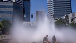 CNNE 1233922 - 5 cosas- advertencia de calor extremos para 18 estados de ee-uu-