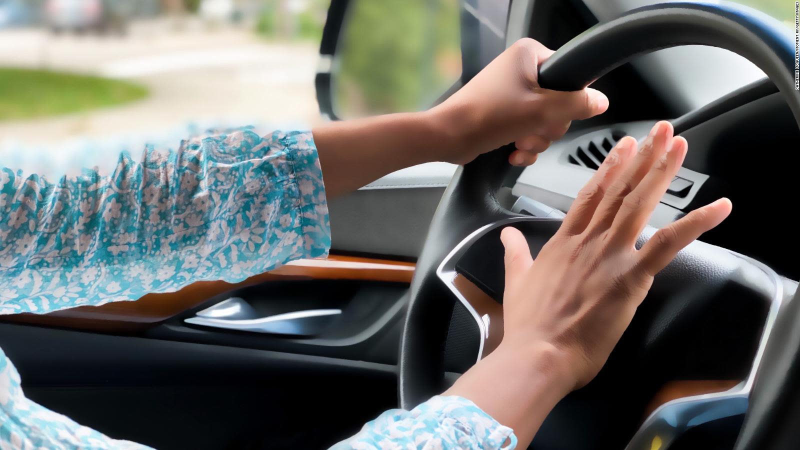 Lo que siente el 60% de los conductores cuando se ponen al volante de su coche 3 Motor16 cnne 1234002 220701160900 hands steering wheel stock restricted full 169 Motor16