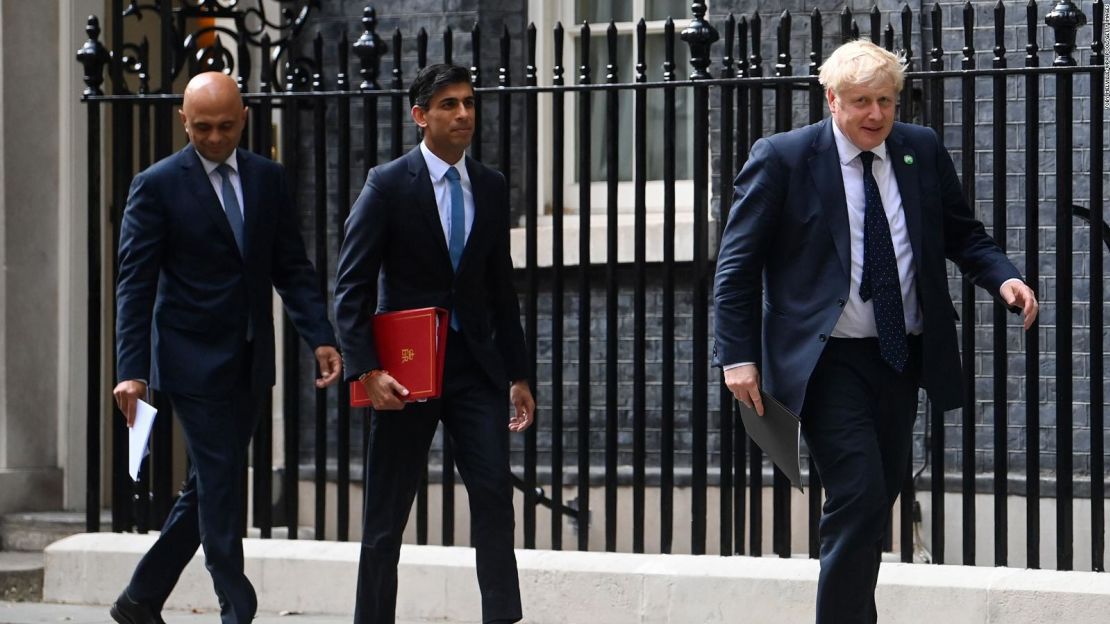 Sajid Javid, Rishi Sunak y Boris Johnson (de izquierda a derecha) fotografiados fuera de Downing Street en Londres en septiembre de 2021.