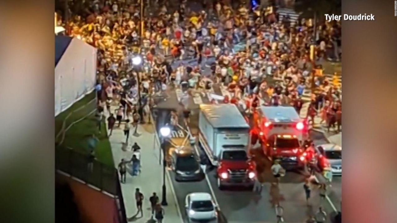 CNNE 1234184 - 2 policias heridos de bala en una celebracion del 4 de julio en filadelfia