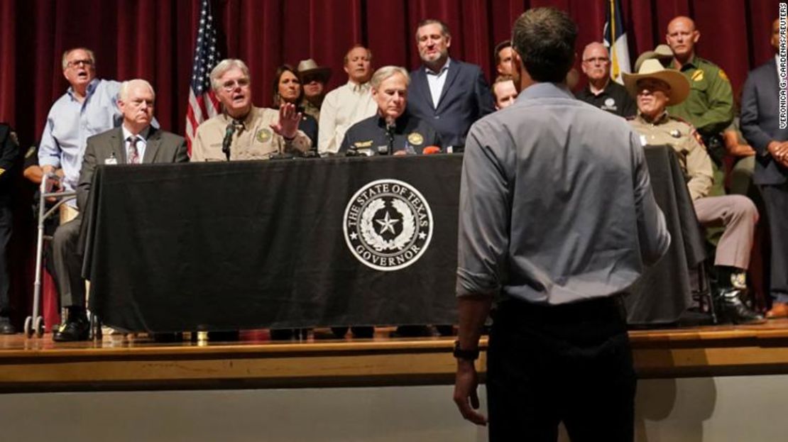 McLaughlin, en el extremo izquierdo, grita mientras Beto O'Rourke interrumpe una conferencia de prensa el día después de la masacre de la escuela primaria Robb.