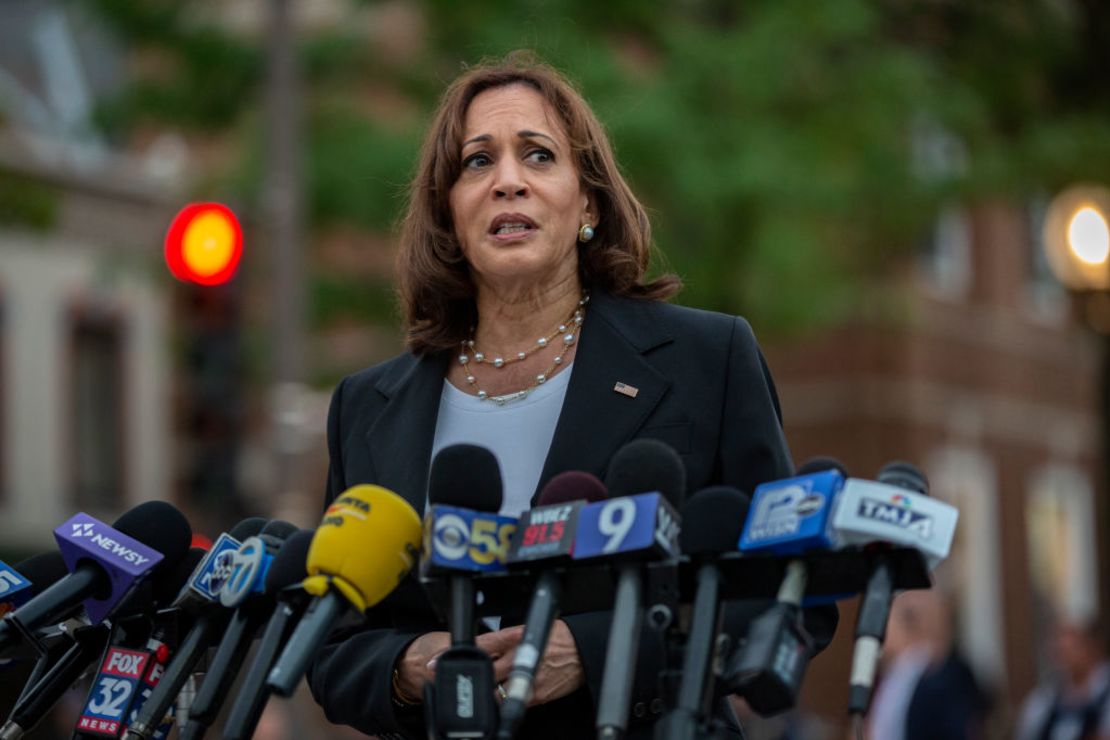 La vicepresidenta de EE. UU., Kamala Harris, habla cerca de la escena de un tiroteo masivo ocurrido este lunes durante un desfile del 4 de julio, el 5 de julio de 2022 en Highland Park, Illinois.