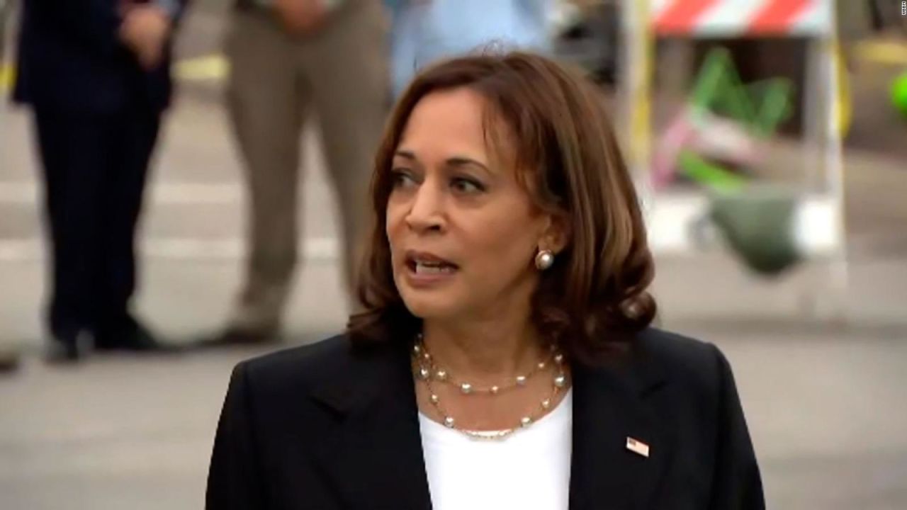 CNNE 1234326 - kamala harris visita escena del tiroteo en highland park