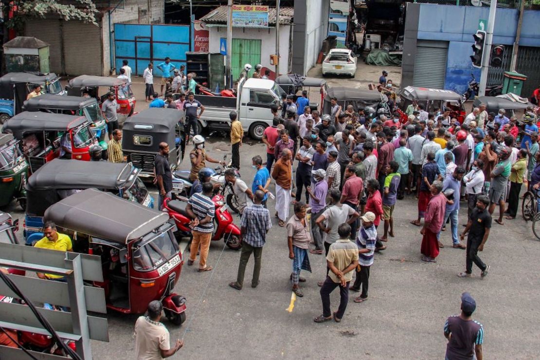 Un grupo de personas bloquean una carretera mientras protestan contra la escasez de combustible cerca de una estación de combustible en Colombo el 24 de junio de 2022.