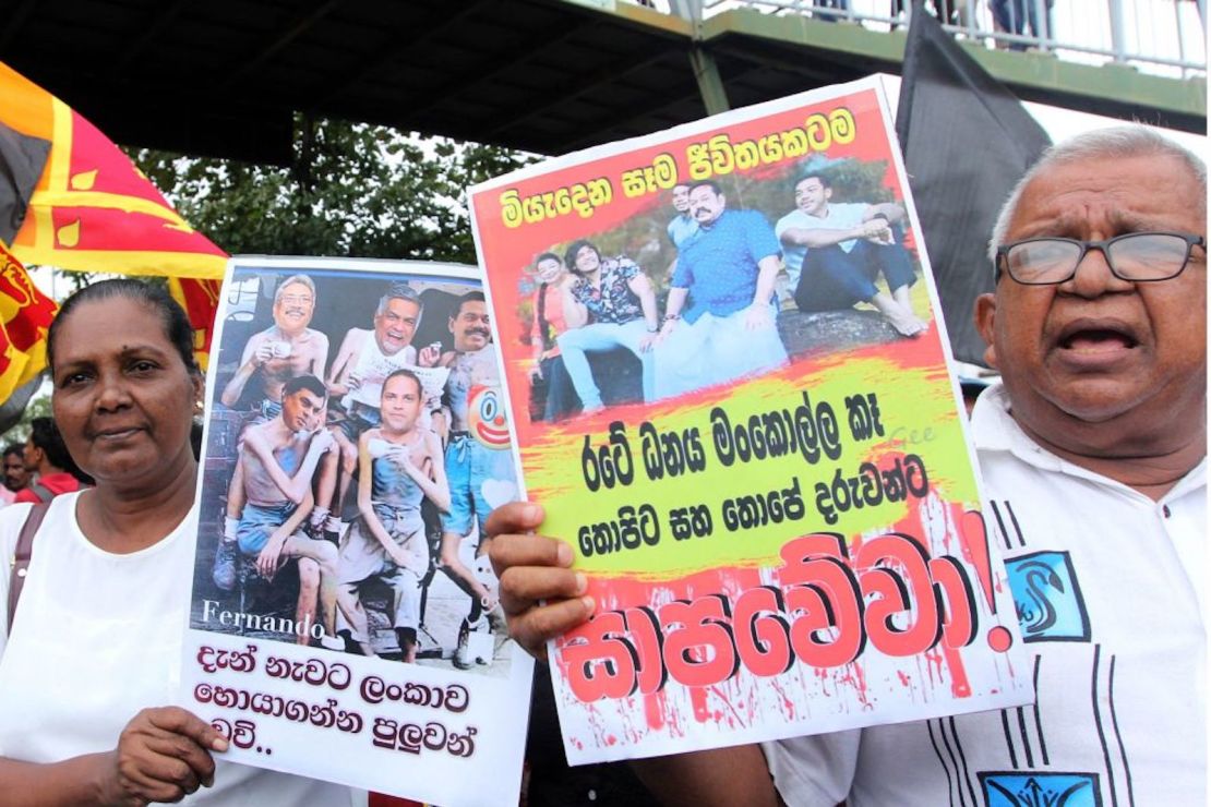 Activistas de la principal oposición de Sri Lanka sostienen pancartas durante una manifestación para denunciar la escasez de gas para cocinar, aceite de queroseno y algunos otros productos básicos mientras el país enfrenta una gran crisis económica. Colombo, 30 de junio de 2022.