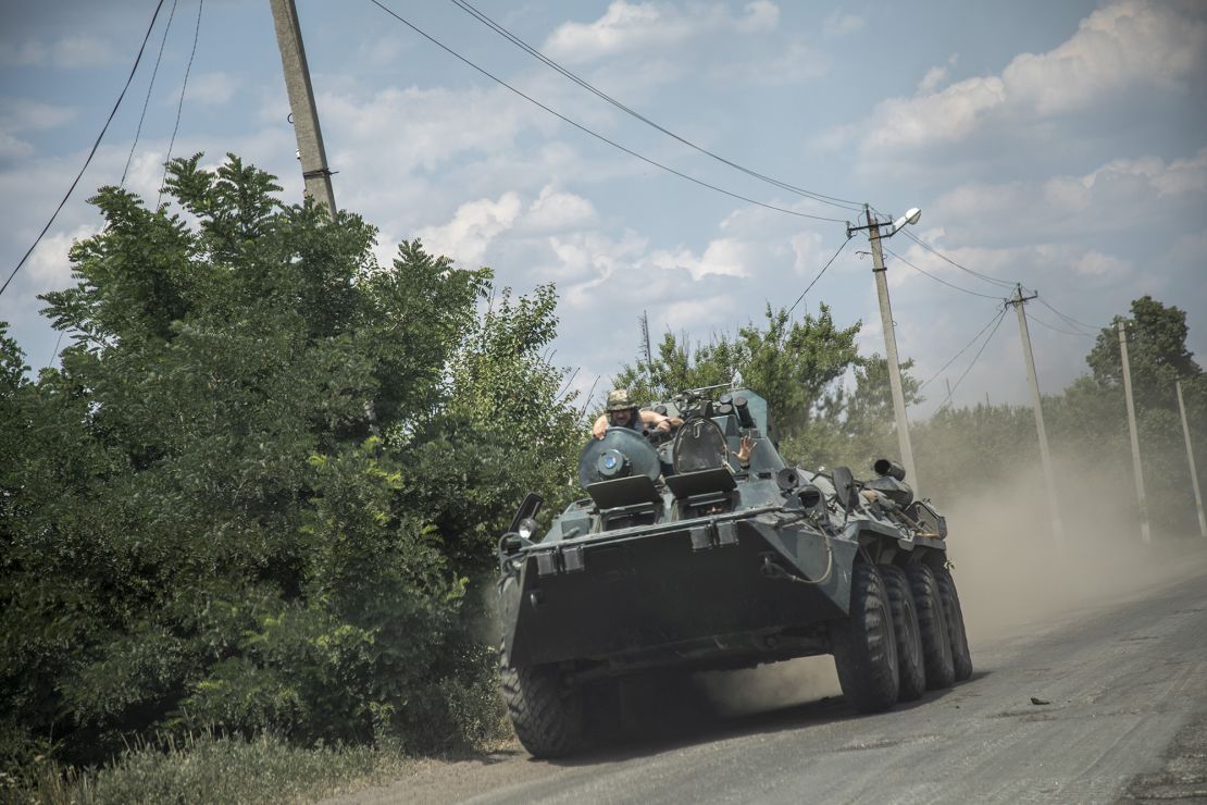 Militares ucranianos montando encima de un vehículo blindado de transporte de personal en la región de Donetsk, Ucrania, el 5 de julio.