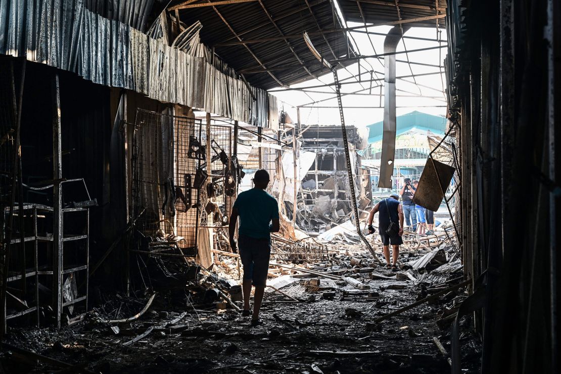 Personas caminan entre los daños causados al mercado central en Sloviansk, Ucrania, el 6 de julio.