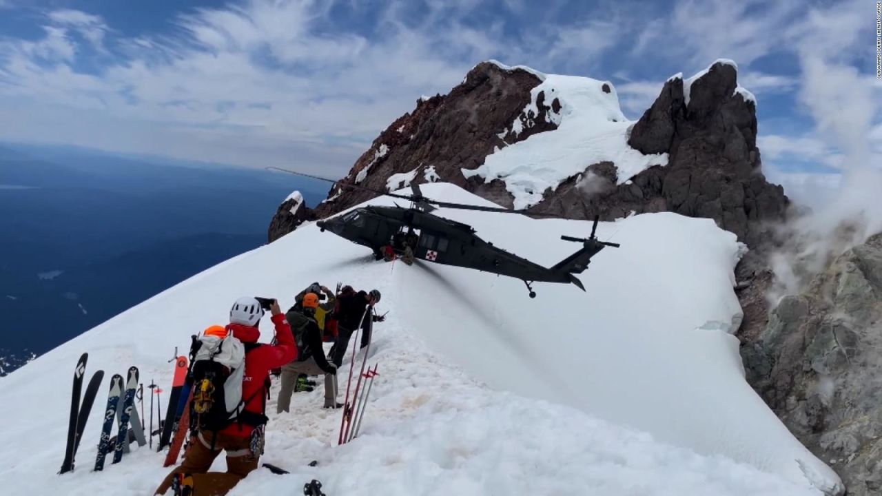 CNNE 1234495 - rescatan a montanista accidentado en el monte hood de oregon