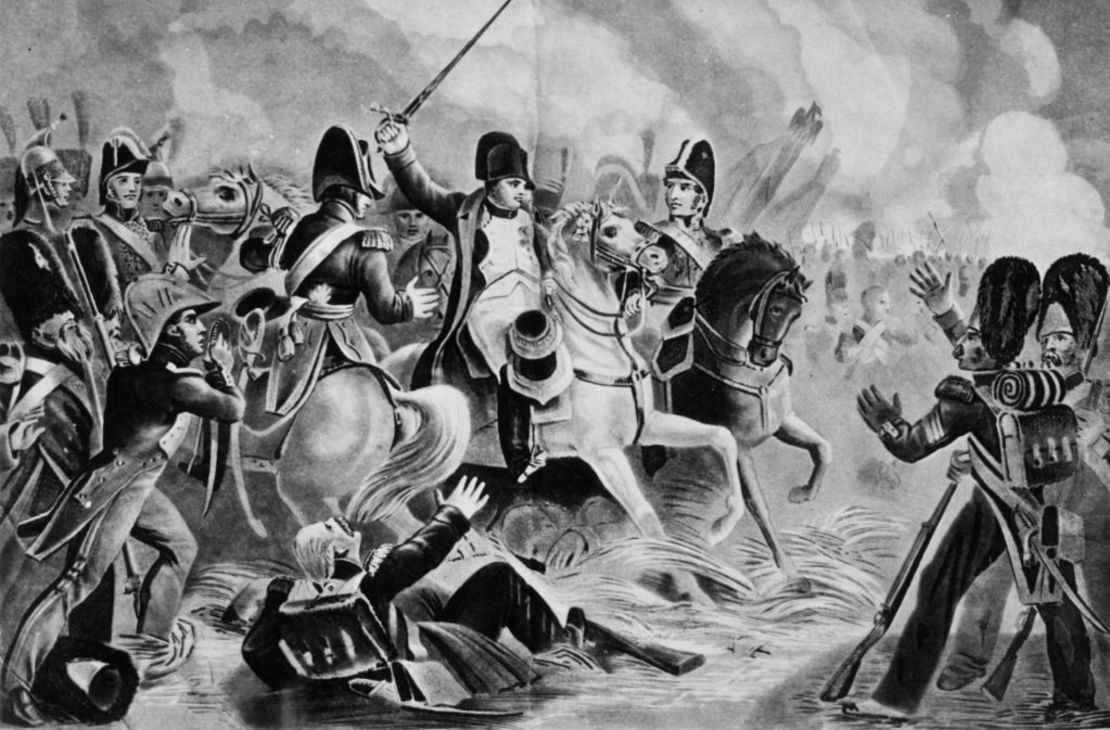 El emperador francés Napoleón Bonaparte intenta dirigir el asalto final de su Guardia Imperial en la Batalla de Waterloo el 18 de junio de 1815.