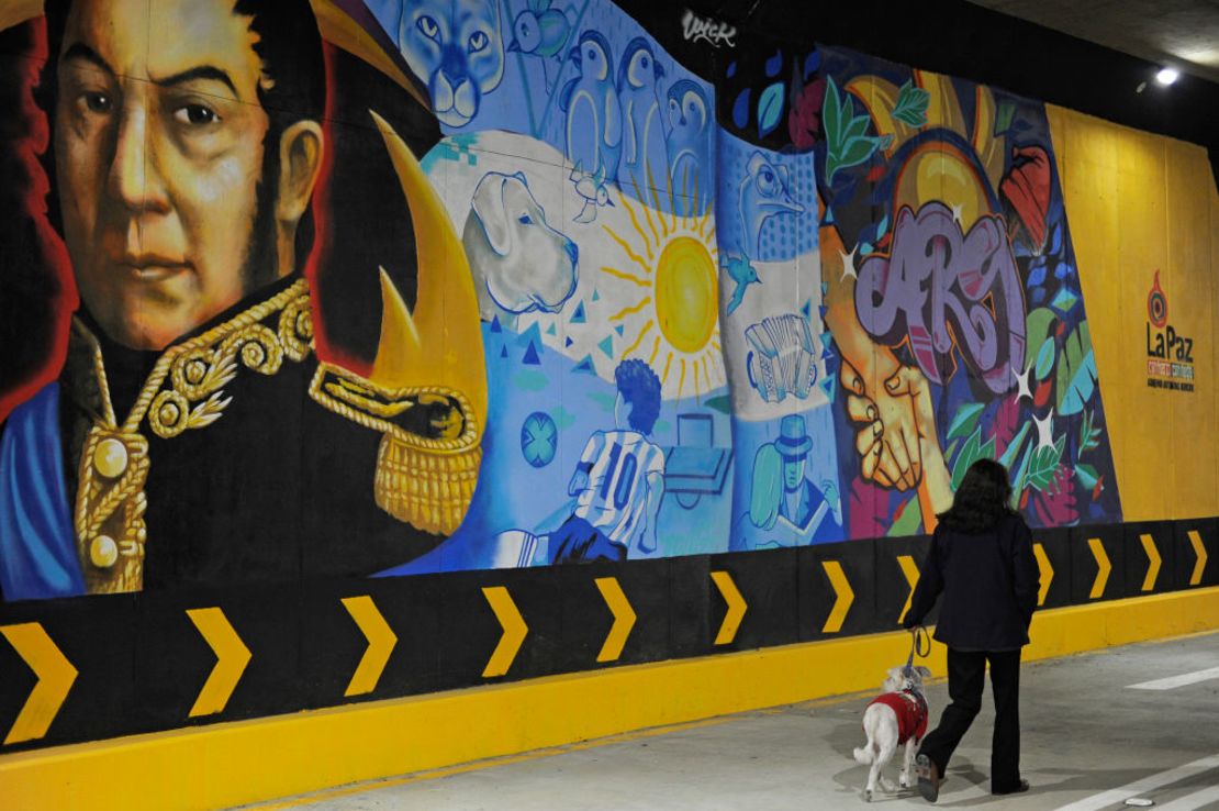 Un mural con imágenes del fallecido héroe argentino José de San Martín, en La Paz, Bolivia, el 19 de diciembre de 2020.