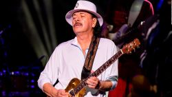 CNNE 1234658 - carlos santana se desmaya en el escenario durante su concierto en michigan