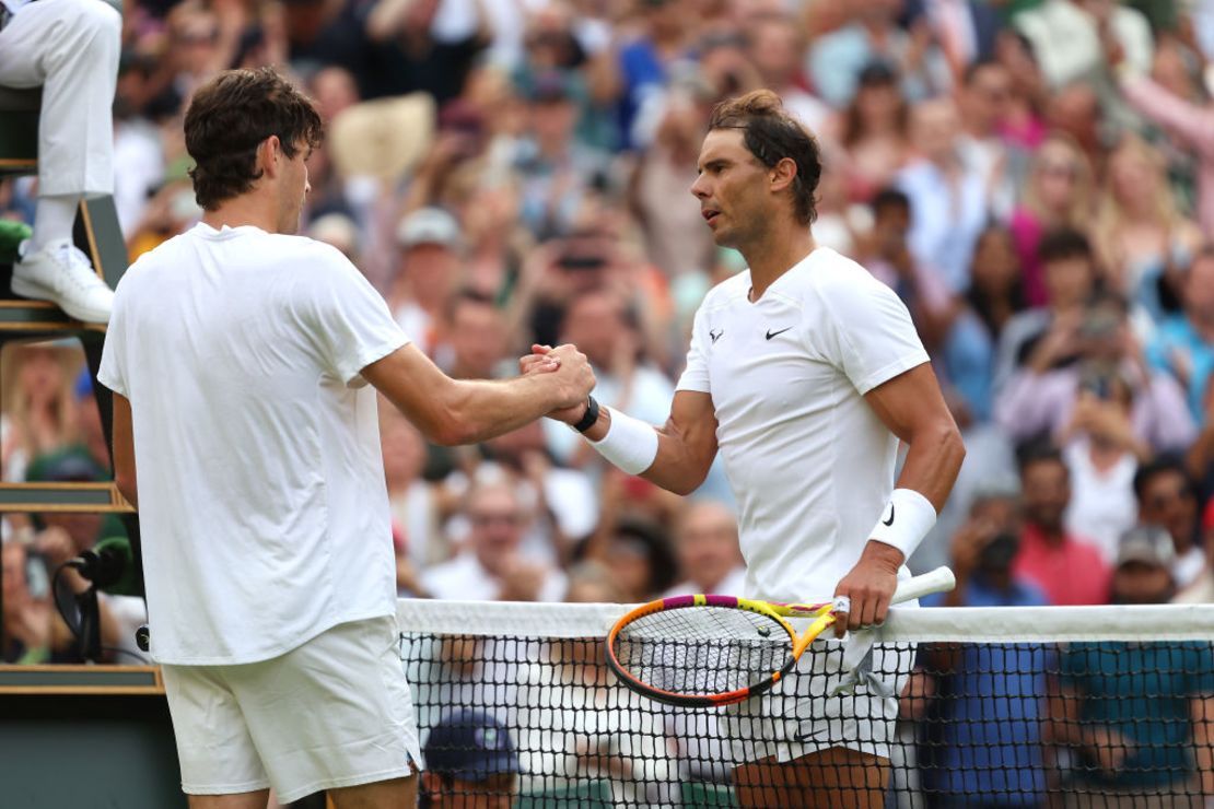 Rafael Nadal y Taylor Fritz al término del partido en Wimbledon. Crédito: Clive Brunskill/Getty Images