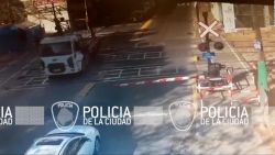 CNNE 1234707 - tren impacta un camion de cargas en buenos aires