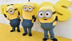 CNNE 1234711 - ¿te vestirias de traje para ver a los "minions"? estos jovenes si lo hacen