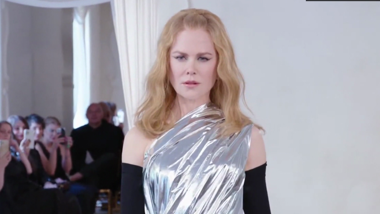 CNNE 1234827 - el vestido de nicole kidman entre lo mas llamativo del desfile de balenciaga