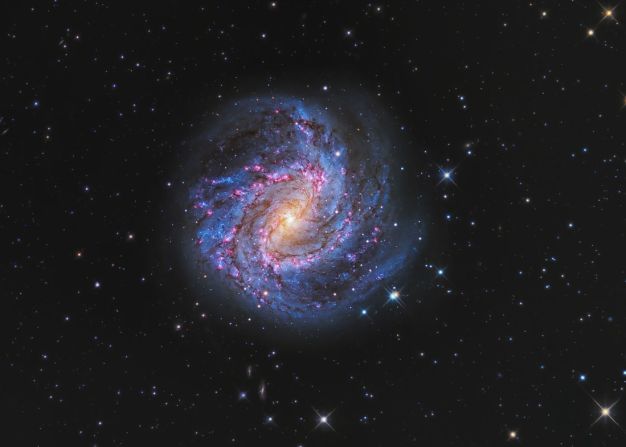 Peter Ward combinó un conjunto profundo de exposiciones H-alfa con datos de color para resaltar los tonos rubí de la Galaxia Molinete del Sur de Nueva Gales del Sur, Australia.