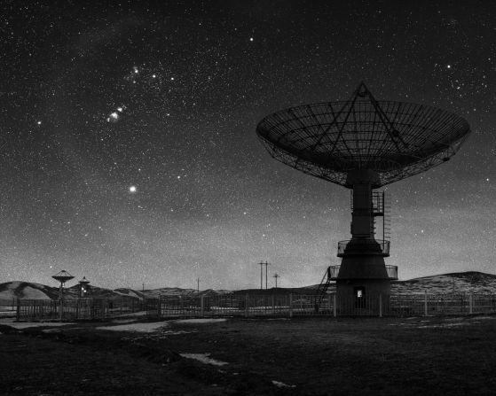 Liu Xuemei fotografió la silueta del observatorio Mingantu en Mongolia Interior, China, que se utiliza para observar el sol.