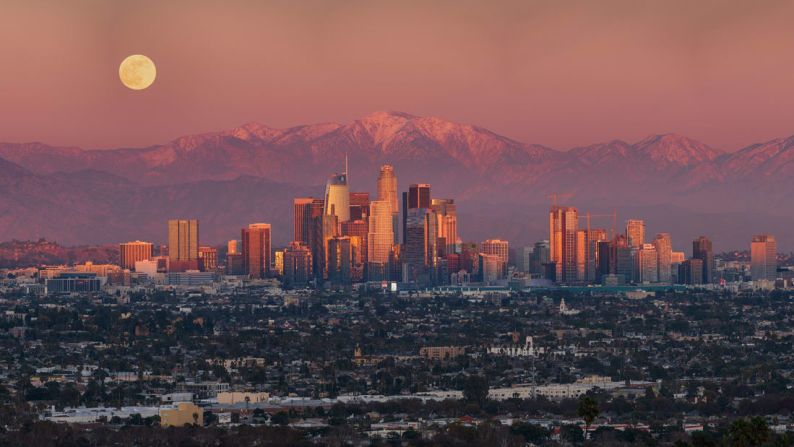 Sean Goebel fotografió el distintivo horizonte de Los Ángeles alineado con la luna después de una tormenta de invierno en diciembre de 2021.